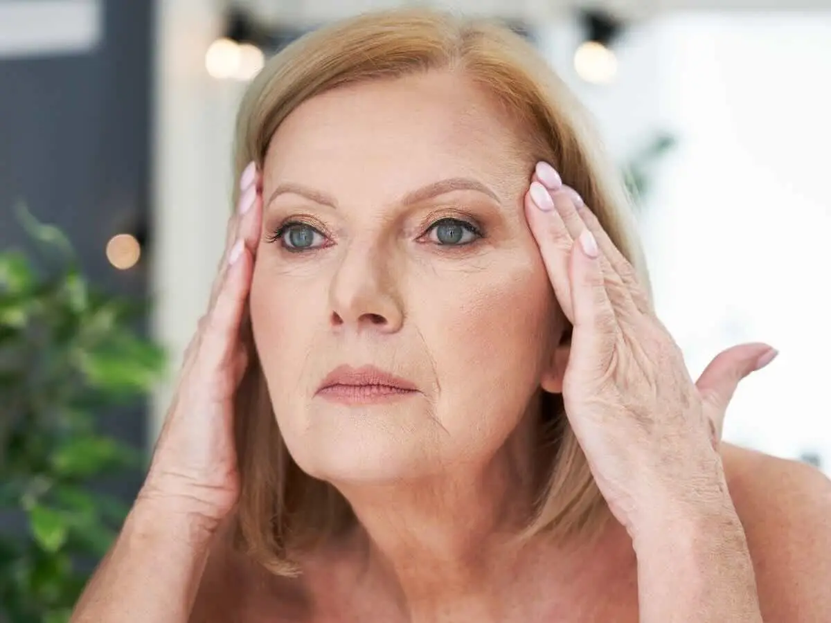 Pelle, rughe e imperfezioni: ecco quando devi rivolgerti al dermatologo e quando a un medico estetico