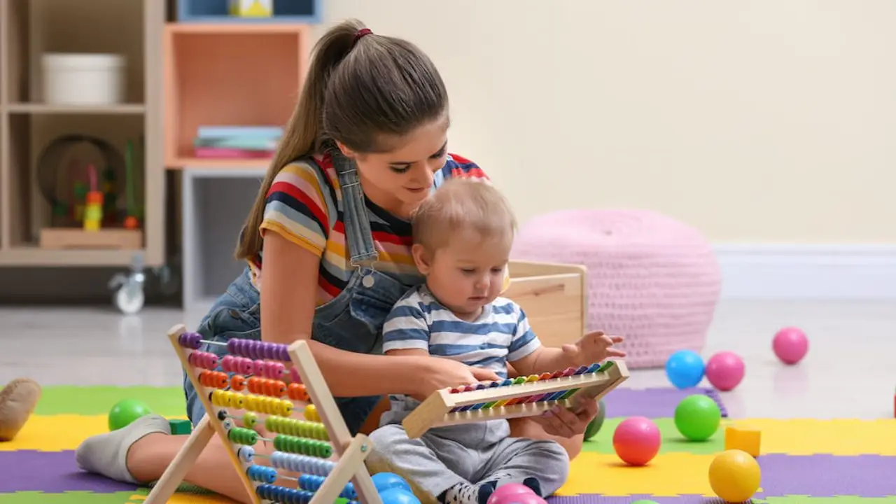 Quanto guadagna una babysitter all’ora? Ecco le tariffe aggiornate del 2025