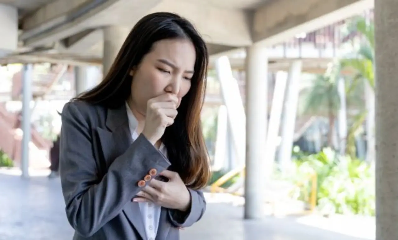 Attenzione a questa tosse persistente e a questi sintomi: potrebbero indicare la tubercolosi