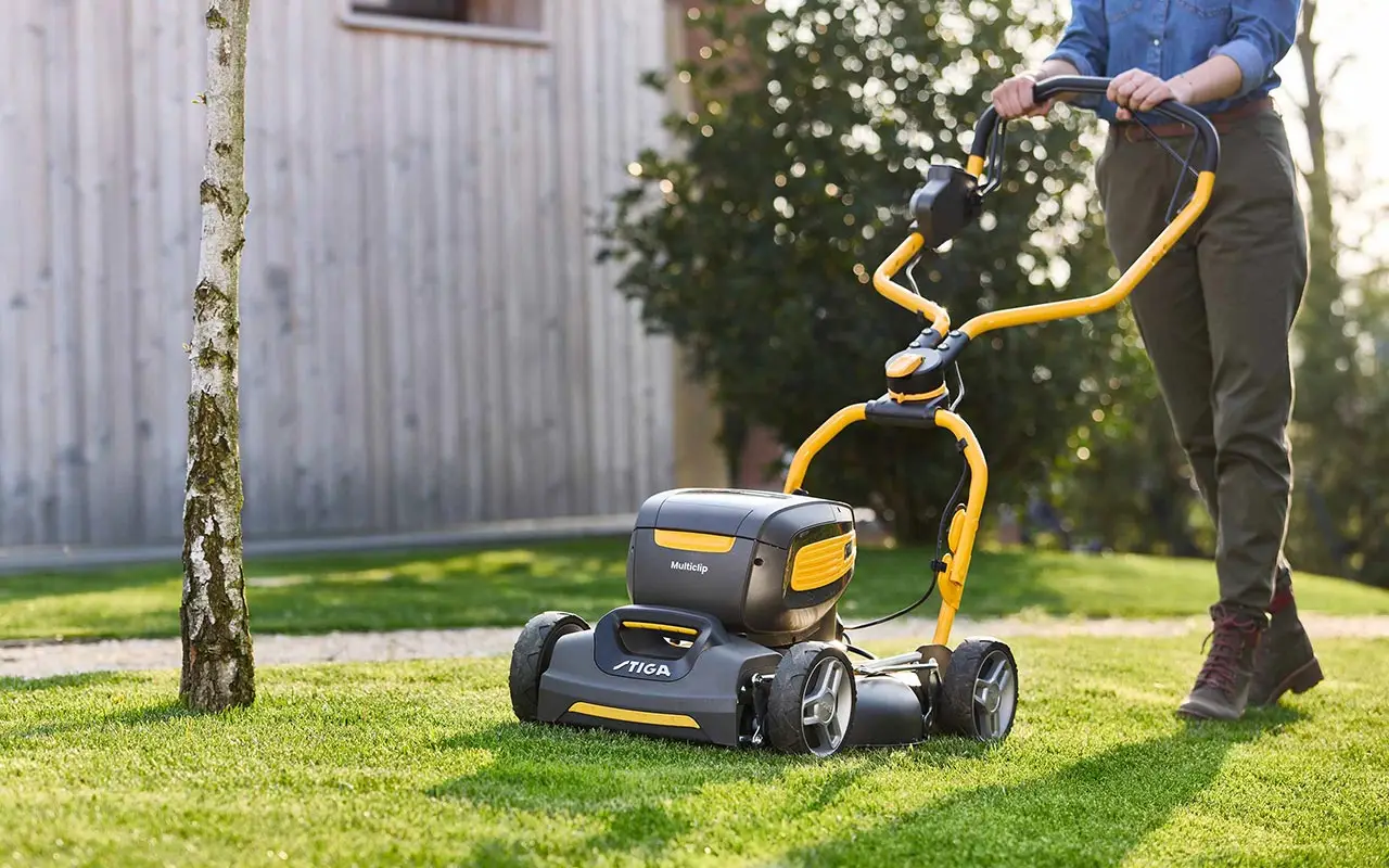 Non tagliare il prato adesso: rischi di rovinarlo dopo l’inverno