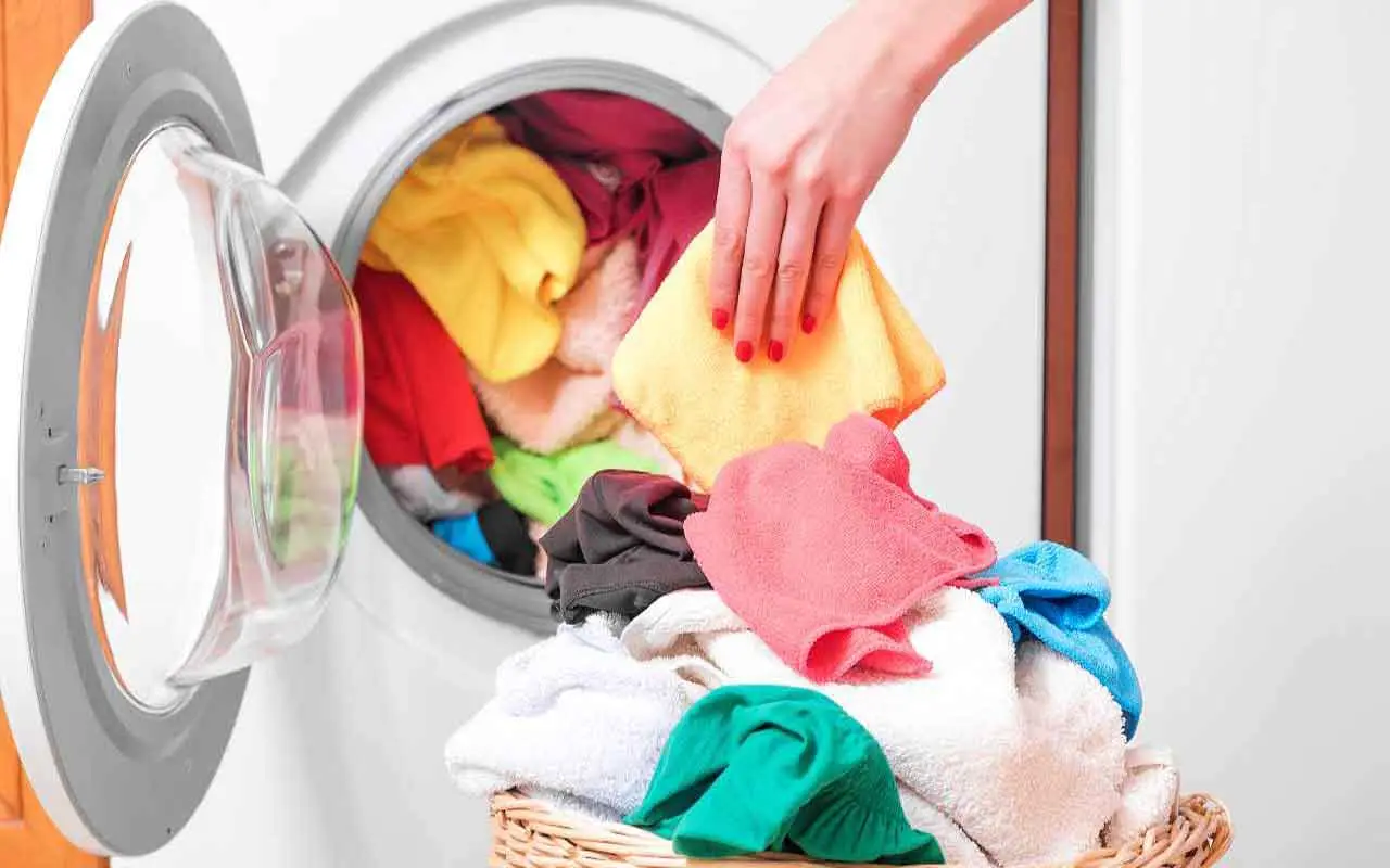 Scoloriscono e si rovinano: ecco l’errore che fai sempre quando lavi i panni scuri