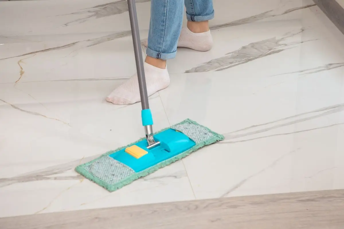 Pavimento unto e appiccicoso? Ecco il metodo definitivo per sgrassarlo a fondo in una sola passata