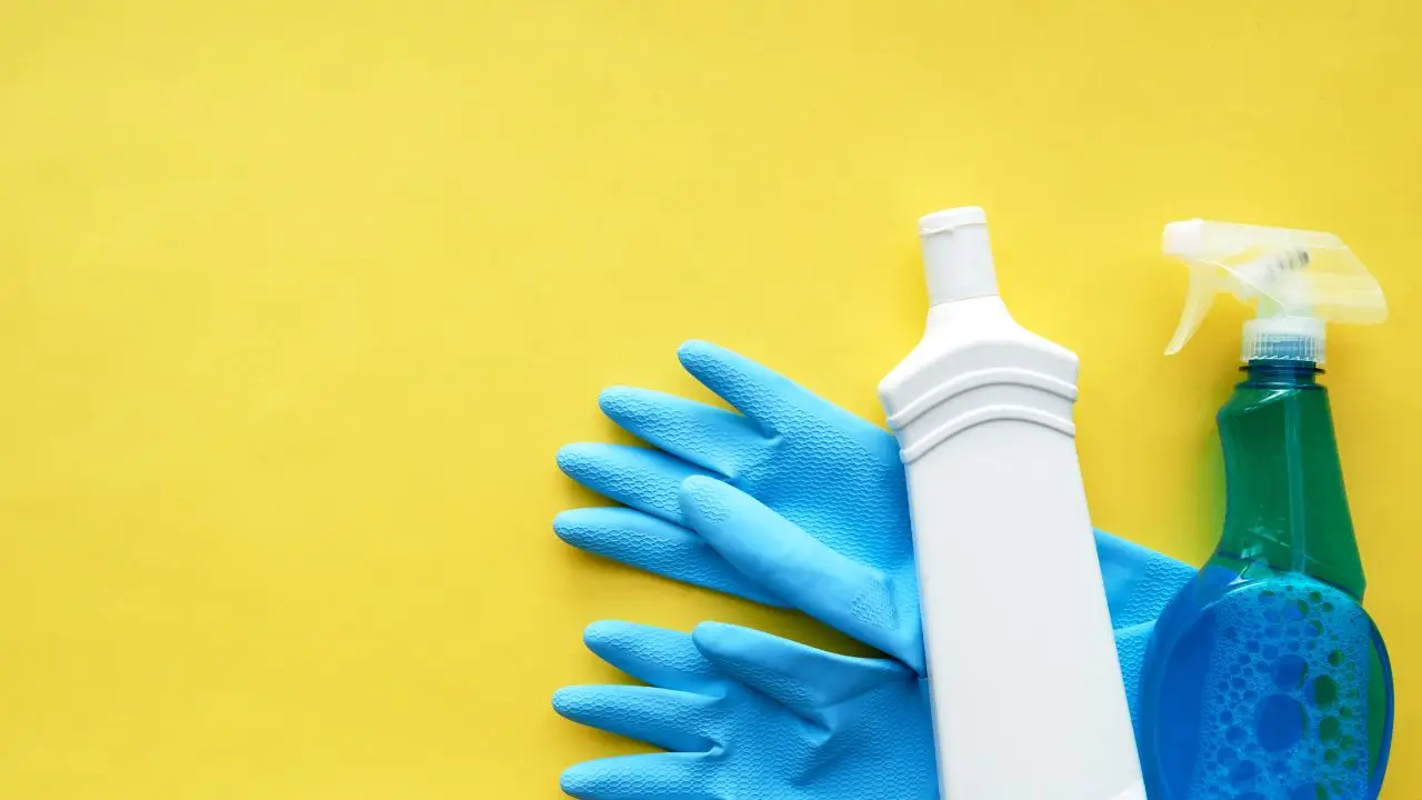 Cosa usano per il lavaggio a secco? Ecco le sostanze chimiche che danneggiano i tessuti