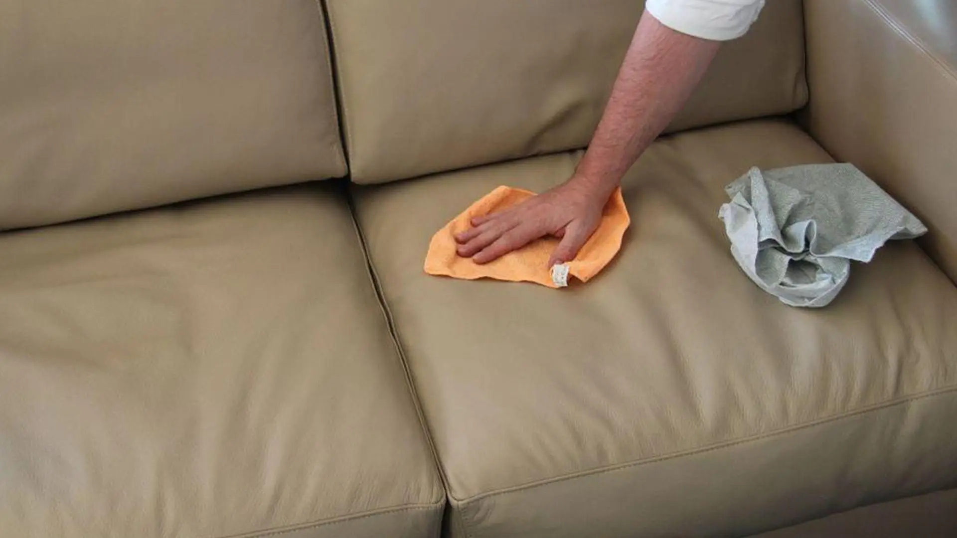 Hai un divano in pelle delicata? Ecco l’errore che tutti fanno e che lo rovina