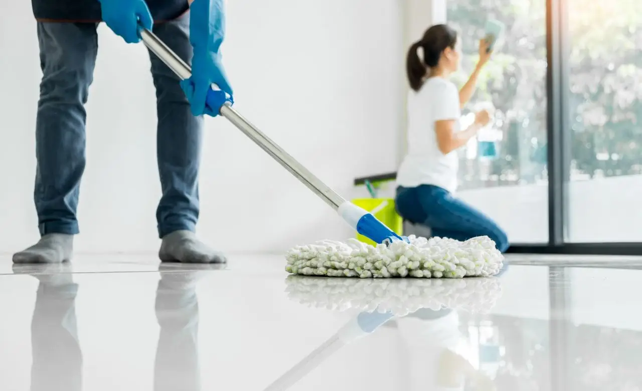 Ecco gli errori che fanno tutti nelle pulizie dell’ufficio e che diffondono malattie