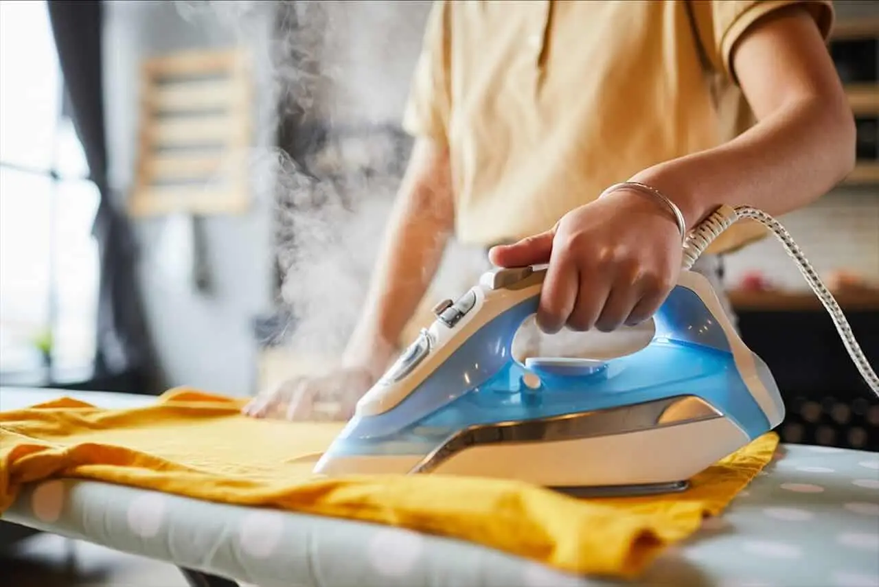 Odi stirare? Ecco i trucchi geniali per dimezzare il tempo davanti all’asse