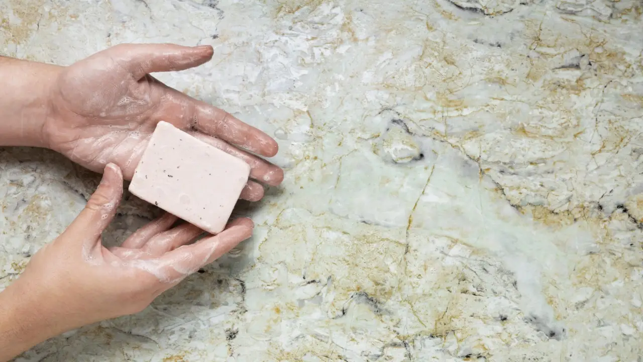 Hai sempre usato il sapone per lavarti? Ecco l’alternativa naturale che non secca la pelle