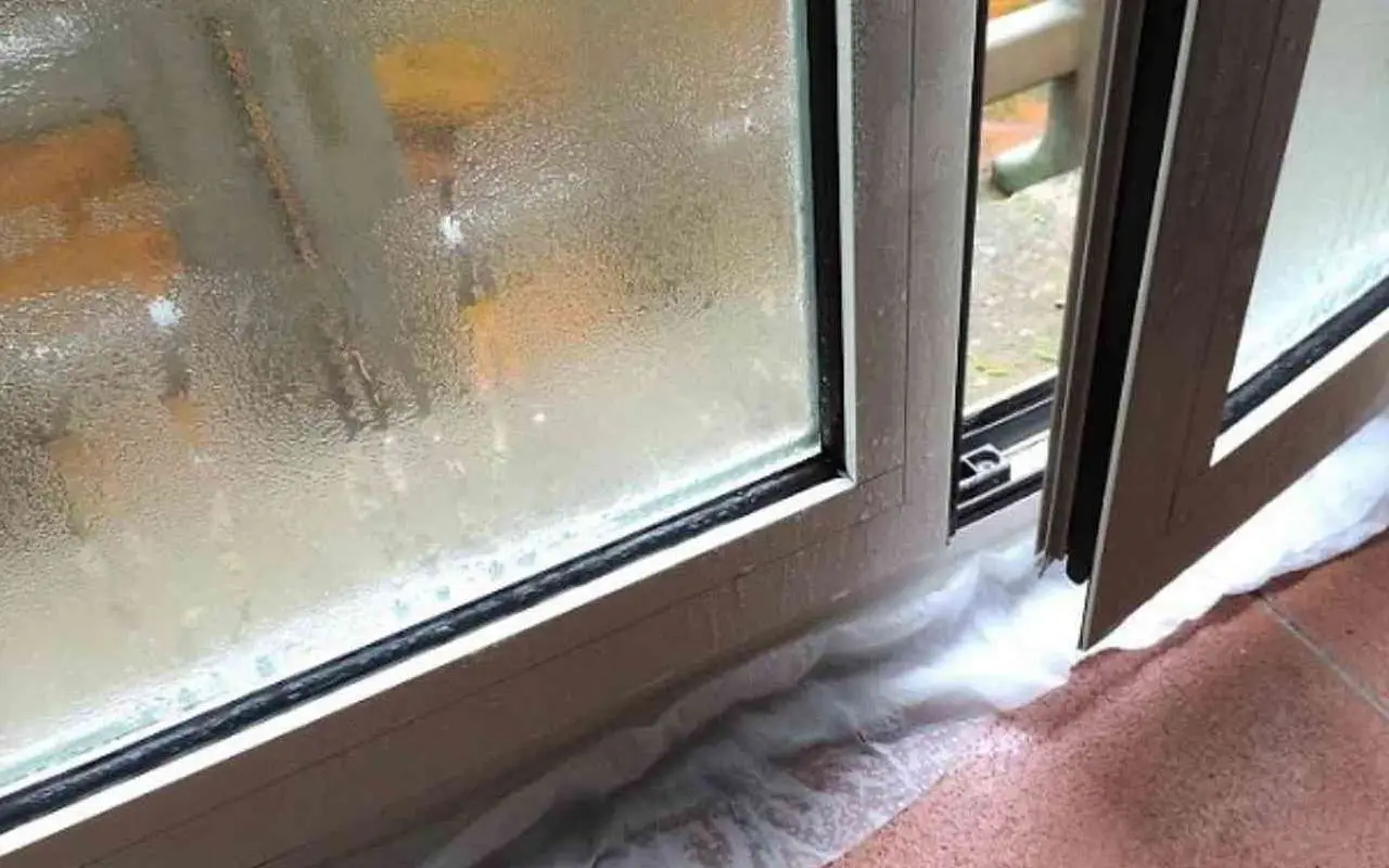 Se la tua finestra si appanna in quel modo quando cucini ecco cosa significa