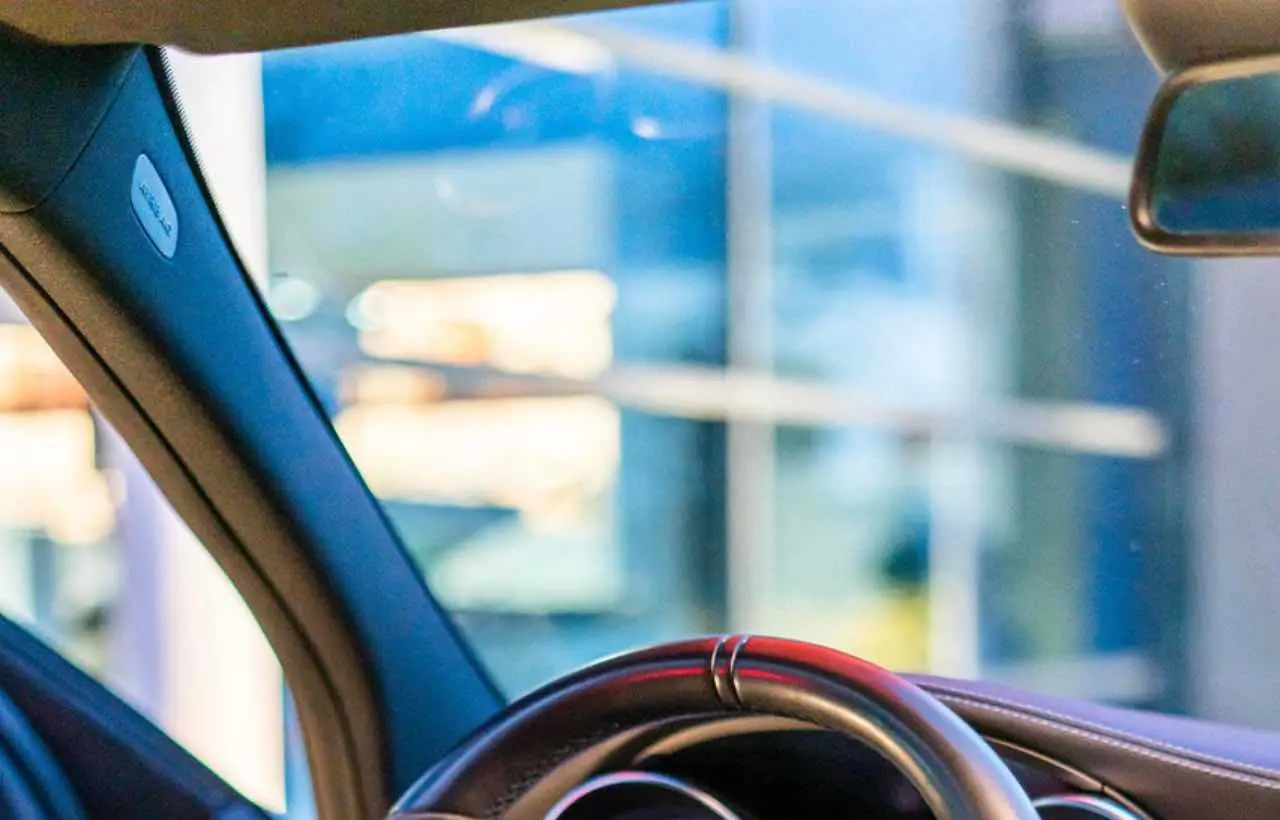 Piccola crepa sul parabrezza? Ecco quanto puoi aspettare prima che diventi pericoloso