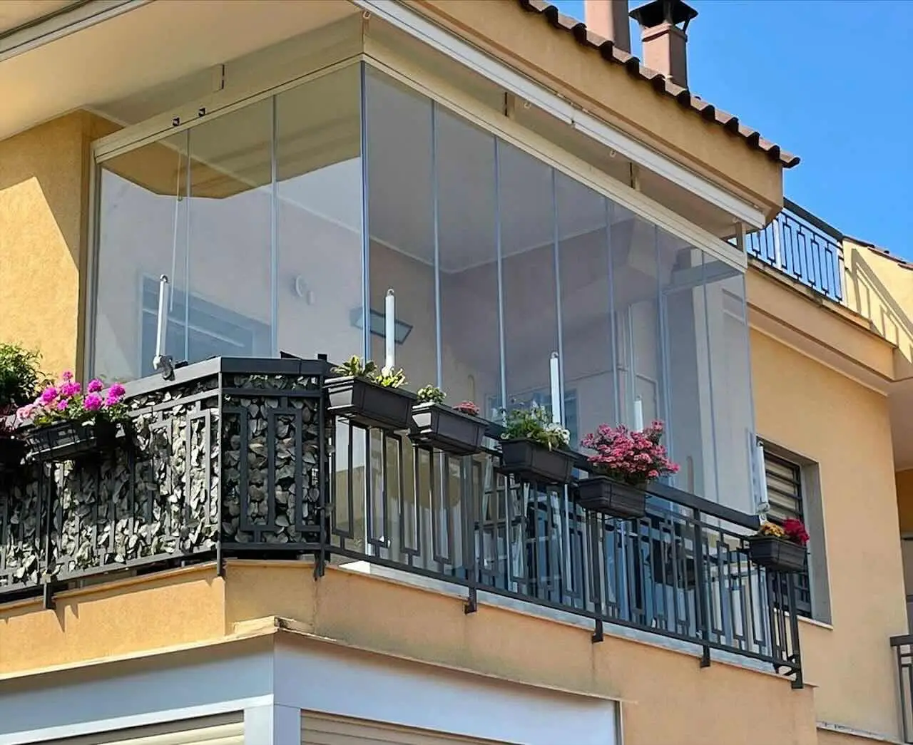 Vuoi una serra per piante sul balcone? Ecco come scegliere il modello giusto per te