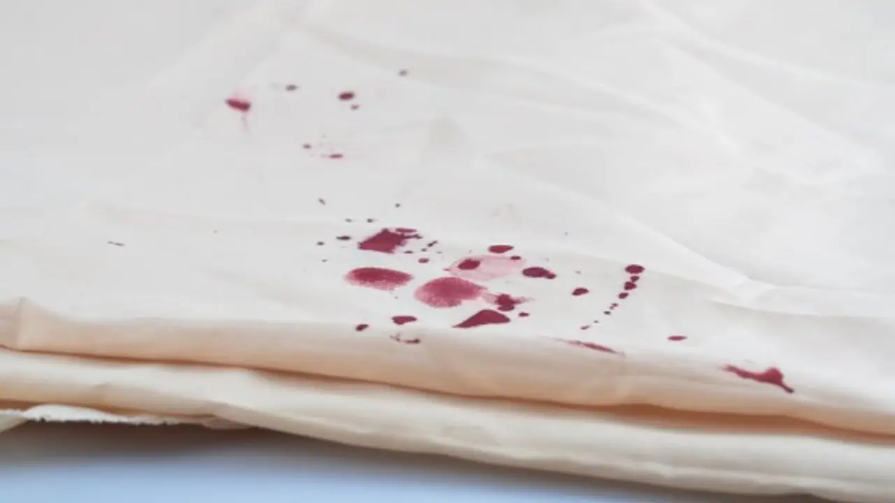 Come si fa a togliere le macchie di sangue dal materasso? L’acqua ossigenata come rimedio